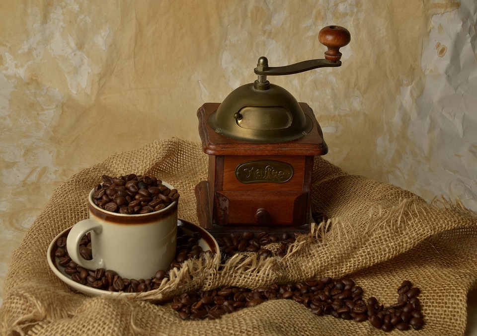 a coffee grinder (BURR VS BLADE GRINDER)
